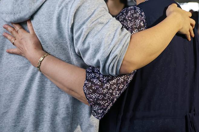 Workers at the joint battery plant for LG Energy Solution and Hyundai Motor, who had been detained by the U.S. Immigration and Customs Enforcement, reunite with their families at Incheon International Airport on Sept. 12. [JOINT PRESS CORPS]
