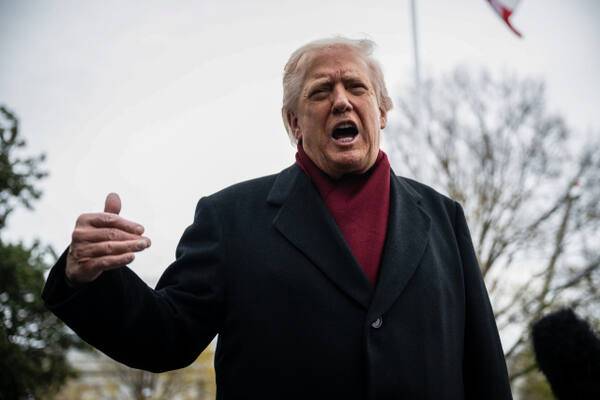 도널드 트럼프 미국 대통령이 22일(현지시간) 미국 워싱턴 DC에서 마린 원에 탑승하기 전 백악관 사우스 론에서 취재진과 대화하고 있다. EPA=연합뉴스