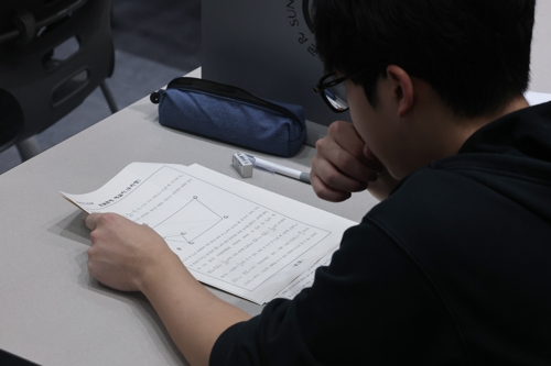 지난 16일 2026학년도 대입 수시모집 논술시험이 열린 서울 종로구 성균관대학교에서 한 수험생이 시험 시작을 기다리며 자료를 살펴보고 있다. 연합뉴스.