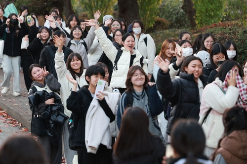 2026학년도 대학수학능력시험일인 13일 경기 수원시 팔달구 영복여자고등학교에서 시험을 마친 수험생들이 시험장을 나서고 있다. 연합뉴스.