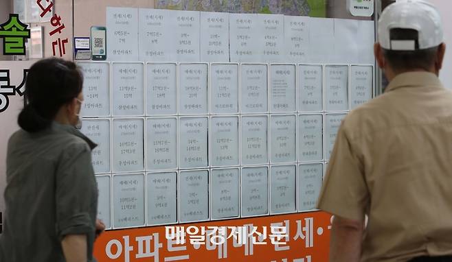 서울 마포구의 한 아파트단지 내 부동산에 매매 및 전월세 매물 홍보물이 붙어 있다. [한주형 기자]