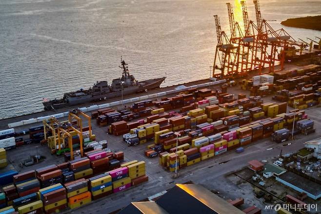 (포트 오브 스페인 AFP=뉴스1) 이정환 기자 = 26일(현지시간) 포트오브스페인 항구에 USS 그래블리 군함이 정박해 있다.베네수엘라는 인근 트리니다드토바고에 입항한 미 군함을 위험한 '도발'이라고 비난했습니다. 2025.10.26.  ⓒ AFP=뉴스1  Copyright (C) 뉴스1. All rights reserved. 무단 전재 및 재배포,  AI학습 이용 금지. /사진=(포트 오브 스페인 AFP=뉴스1) 이정환 기자