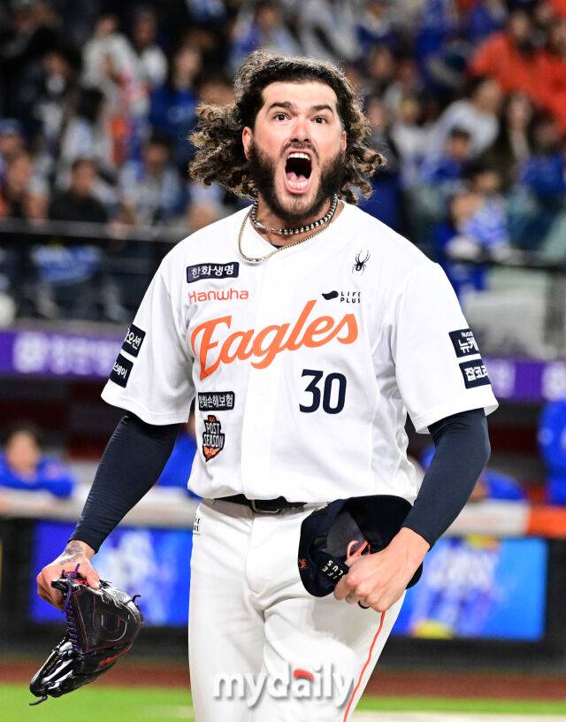2025년 10월 24일 오후 대전한화생명볼파크에서 열린 '2025 신한 SOL BANK KBO 포스트 시즌' 삼성 라이온즈와 한화 이글스의 플레이오프(PO) 5차전 경기. 한화 선발투수 폰세가 5이닝 1실점 투구를 한 뒤 포효하고 있다./마이데일리