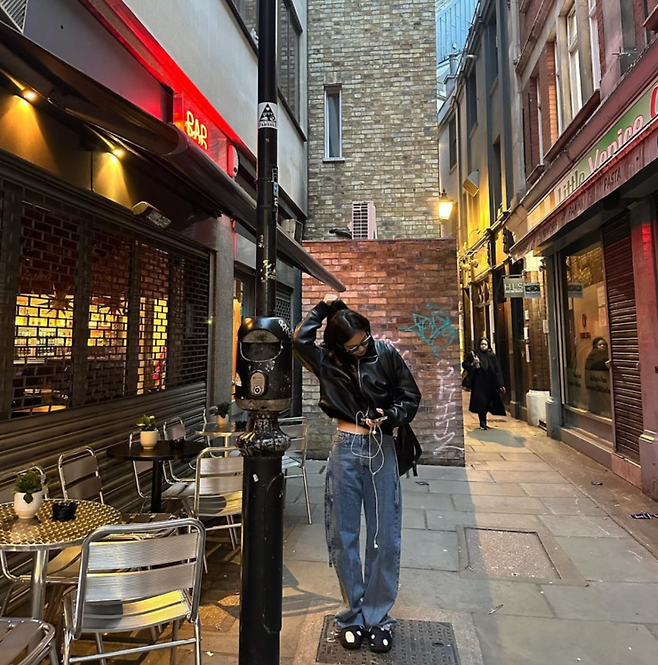 제니가 일본 신발 브랜드 ‘스부’의 패딩 슈즈를 신고 있다. [제니 인스타그램]