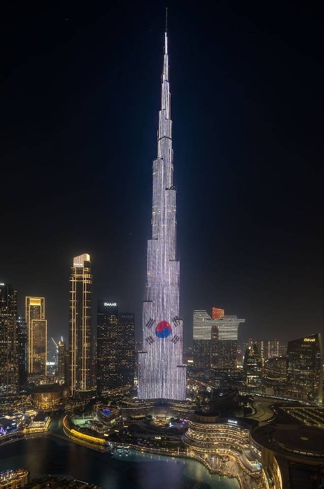 18일(현지시간) 아랍에미리트(UAE) 두바이의 초고층 빌딩 부르즈 칼리파 외벽에 이재명 대통령의 국빈 방문을 환영하는 태극기 조명이 점등돼 있다. [대통령실 제공]