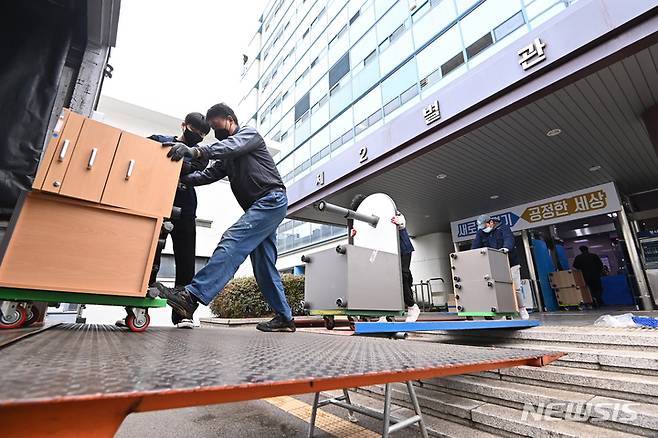 [수원=뉴시스]경기도 수원시 팔달구 경기도청 구청사에서 관계자들이 이삿짐을 옮기고 있다. (사진=뉴시스 DB). **위 사진은 기사 내용과 무관합니다.