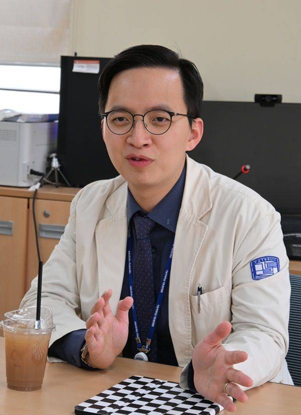 [서울=뉴시스] 이준희 가톨릭대 서울성모병원 정신건강의학과 교수가 뉴시스와 인터뷰를 진행하고 있다. 2025.11.23. photo@newsis.com *재판매 및 DB 금지