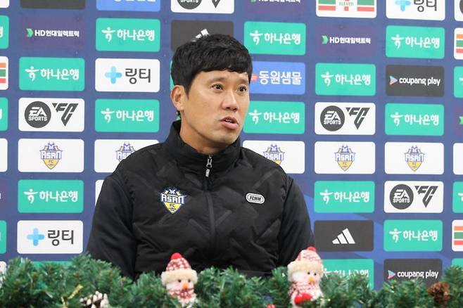 [아산=뉴시스] 최영민 기자=조진수 충남아산FC 감독대행이 23일 경기 후 인터뷰를 갖고 있다. 2025.11.23 ymchoi@newsis.com *재판매 및 DB 금지