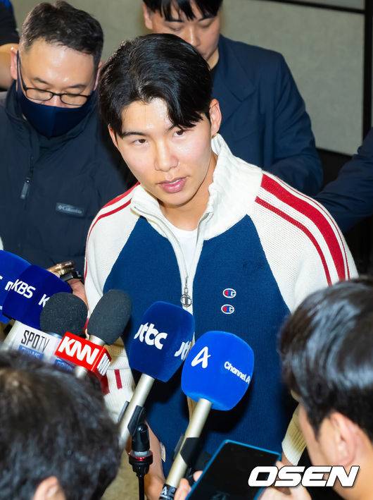 [OSEN=인천공항, 민경훈 기자] 미국프로야구 메이저리그(MLB)&nbsp;LA 다저스의 김혜성이 6일 오후 인천국제공항을 통해 귀국했다.김혜성은 메이저리그 진출 첫 해 우승반지를 거머쥐는 영광을 누렸다. 한국인 메이저리거 야수로는 역대 최초로 월드시리즈 우승반지를 차지한 김혜성은 올해 71경기 출전, 타율 0.280(161타수 45안타), 3홈런 17타점 19득점, 13도루(1실패), 출루율 0.314 장타율 0.385, OPS 0.699의 기록으로 정규시즌을 마무리했다.김혜성이 입국장 앞에서 인터뷰를 하며 인사를 하고 있다. 2025.11.06 /rumi@osen.co.kr
