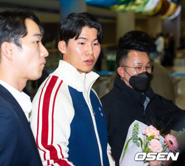 [OSEN=인천공항, 민경훈 기자] 미국프로야구 메이저리그(MLB) LA 다저스의 김혜성이 6일 오후 인천국제공항을 통해 귀국했다.김혜성은 메이저리그 진출 첫 해 우승반지를 거머쥐는 영광을 누렸다. 한국인 메이저리거 야수로는 역대 최초로 월드시리즈 우승반지를 차지한 김혜성은 올해 71경기 출전, 타율 0.280(161타수 45안타), 3홈런 17타점 19득점, 13도루(1실패), 출루율 0.314 장타율 0.385, OPS 0.699의 기록으로 정규시즌을 마무리했다.김혜성이 입국장에서 걸어 나오고 있다. 2025.11.06 /rumi@osen.co.kr