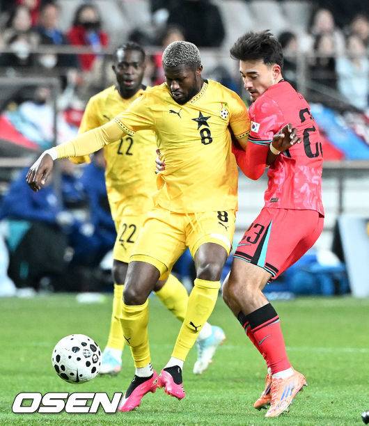 [OSEN=서울월드컵경기장, 이대선 기자] 홍명보 감독이 이끄는 대한민국 축구대표팀이 18일 오후 서울월드컵경기장에서 아프리카 강호 가나와 평가전을 가졌다.홍명보호의 2025년의 끝을 장식할 경기다. 내달 2026 국제축구연맹(FIFA) 북중미 월드컵 조 추첨을 앞두고 열리는 마지막 평가전이기도 하다. 현재 한국은 가나전 결과와 상관없이 사실상 월드컵 포트 2가 확정된 상태다. 아프리카 예선을 뚫고 북중미행에 성공한&nbsp;가나는 FIFA 랭킹 73위다.&nbsp;22위 한국보다는 51계단&nbsp;낮다. 하지만 통산 전적에서 4승 3패로 한국보다 우위다.&nbsp;전반 대한민국 옌스가 수비를 하고 있다. 2025.11.18 /sunday@osen.co.kr