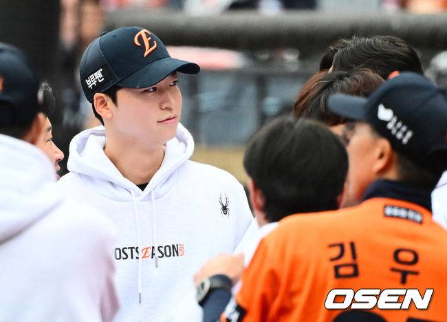 [OSEN=대전, 지형준 기자] 18일 오후 대전 한화생명볼파크에서 2025 신한 SOL Bank KBO리그 포스트시즌 플레이오프 1차전 한화 이글스와 삼성 라이온즈의 경기가 열렸다.한화는 폰세, 삼성은 가라비토를 선발 투수로 내세웠다.한화 엄상백이 경기를 준비하고 있다. 2025.10.18 /jpnews@osen.co.kr