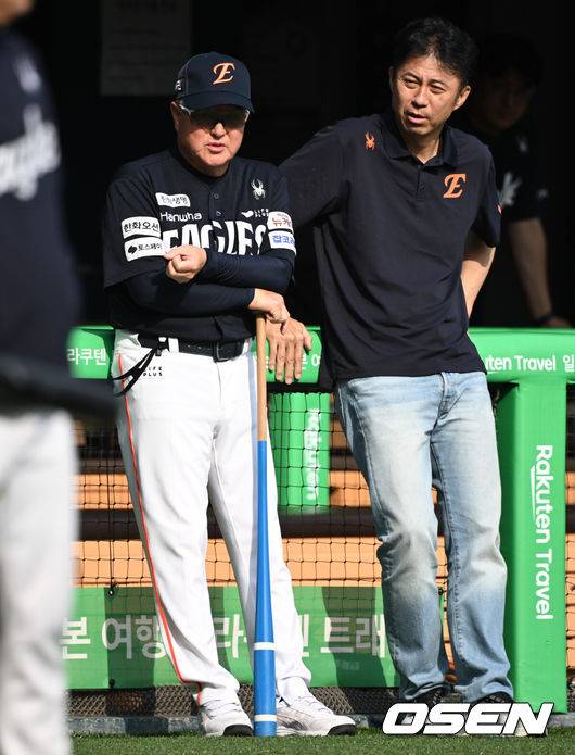 [OSEN=잠실, 조은정 기자]23일 오후 서울 잠실야구장에서 2025 신한 SOL Bank KBO리그 두산 베어스와 한화 이글스의 경기가 열린다.이날 두산은 최민석, 한화는 황준서를 선발로 내세웠다.한화 김경문 감독, 손혁 단장이 선수단 훈련을 지켜보고 있다. 2025.07.23 /cej@osen.co.kr
