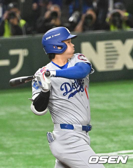 [OSEN=도쿄(일본), 박준형 기자] 18일 오후 일본 도쿄돔에서 메이저리그 공식 개막전 2025 도쿄시리즈 LA 다저스와 시카고 컵스의 경기가 진행됐다이번 도쿄시리즈가 기존 해외시리즈에 비해 더 큰 관심을 모으고 있는 것은 역시 LA 다저스와 시카고 컵스에 있는 일본 선수들 때문. LA 다저스에는 메이저리그 최고 슈퍼스타 오타니 쇼헤이를 비롯해 야마모토 요시노부와 사사키 로키가 있다. 또 시카고 컵스에는 이마나가 쇼타, 스즈키 세이야가 있다.   5회초 1사 1루 LA다저스 오타니가 안타를 날리고 있다.    2025.03.18 / soul1014@osen.co.kr