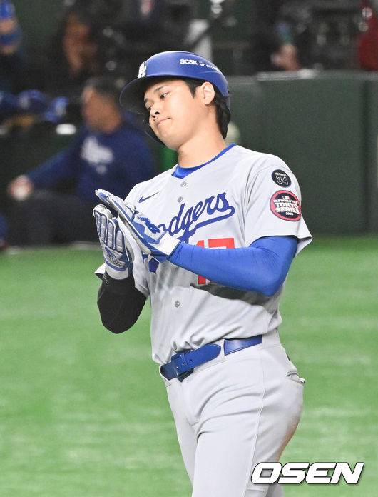 [OSEN=도쿄(일본), 박준형 기자] 18일 오후 일본 도쿄돔에서 메이저리그 공식 개막전 2025 도쿄시리즈 LA 다저스와 시카고 컵스의 경기가 진행됐다이번 도쿄시리즈가 기존 해외시리즈에 비해 더 큰 관심을 모으고 있는 것은 역시 LA 다저스와 시카고 컵스에 있는 일본 선수들 때문. LA 다저스에는 메이저리그 최고 슈퍼스타 오타니 쇼헤이를 비롯해 야마모토 요시노부와 사사키 로키가 있다. 또 시카고 컵스에는 이마나가 쇼타, 스즈키 세이야가 있다.   5회초 1사 1,2루 LA다저스 에르난데스의 내야땅볼때 버티 2루수의 송구실책으로 2루 주자 오타니가 역전 득점 올리고 있다. 2025.03.18 / soul1014@osen.co.kr