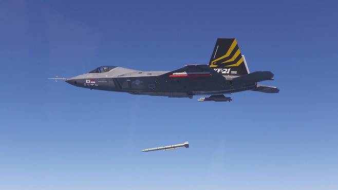 KF-21 시제기가 미티어 미사일을 발사하고 있다. 세계일보 자료사진