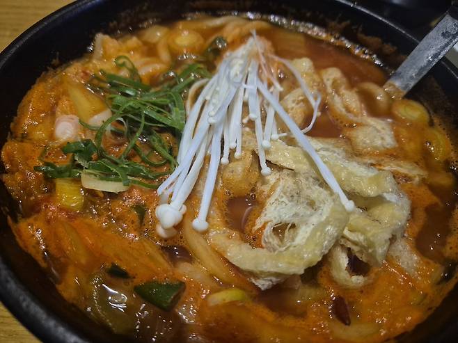 지난 21일 기자가 찾은 경기도 부천의 한 투다리 매장에서 주문한 대표 메뉴 김치우동. 보기만 해도 얼큰함이 느껴진다. 김동환 기자