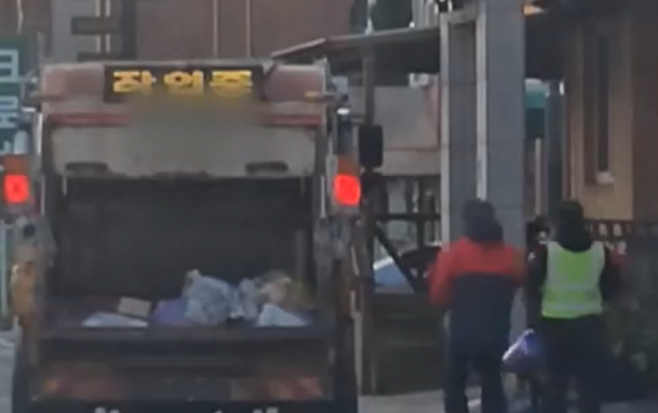 강원 양양군 7급 운전직 공무원이 환경미화원들을 폭행하는 등 지속적으로 괴롭혀 왔다는 의혹이 제기됐다. 해당 공무원은 환경미화원들을 청소차에 태우지 않은 채 먼저 출발해 달리게 하는 방법으로 괴롭혔다고 한다. MBC 보도 화면 캡처