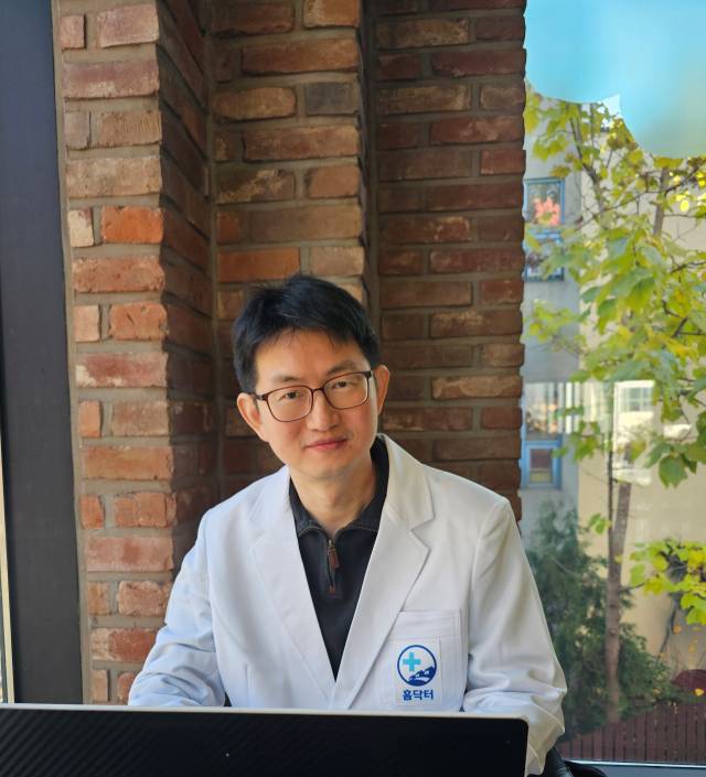 기승국 홈닥터예방의학과의원 원장이 방문진료 일정 중간에 들른 패스트푸드점에서 당일 스케줄을 점검하고 있다. 안경진 기자