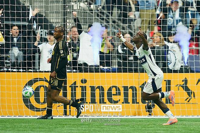 ▲ 한국 시간 23일 오전 11시 43분 기준으로, 밴쿠버의 BC 플레이스에서 열리고 있는 2025 MLS컵 플레이오프 서부 컨퍼런스 준결승에서 로스앤젤레스FC(LAFC)가 밴쿠버 화이트캡스에 0-2로 뒤지고 있다.