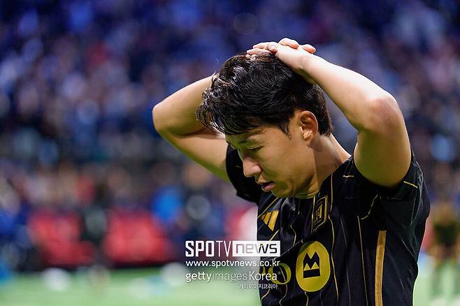 ▲ 결국 승부차기로 향했다. LAFC는 첫 키커로 손흥민을 내세웠다. 가장 많은 기대가 실린 순간이었지만, 손흥민의 슈팅은 골키퍼의 흐름을 완벽히 속였음에도 골대를 강타하며 빗나갔다. 이후 LAFC는 3번 키커 마크 델가도까지 실축하며 흔들렸다.