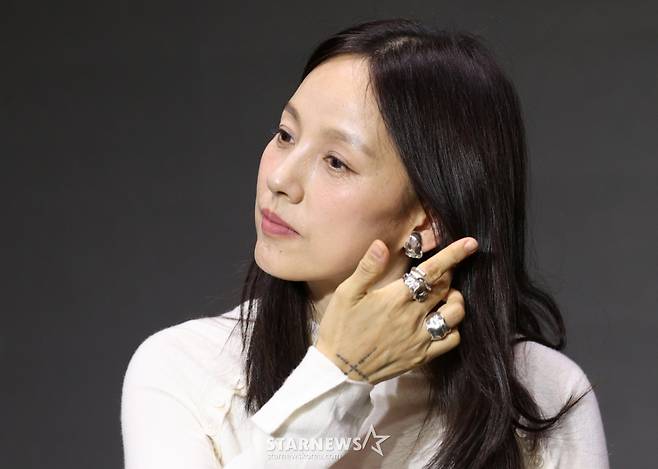 (서울=뉴스1) 권현진 기자 = 가수 이효리가 1일 서울 광진구 풀만 앰버서더 서울 이스트폴에서 열린 쿠팡플레이 '저스트 메이크업' 제작발표회에 참석해 매력을 발산하고 있다.  '저스트 메이크업'은 대한민국을 넘어 세계적으로 K-뷰티를 대표하는 메이크업 아티스트들이 자신만의 색깔로 치열하게 맞붙는 초대형 메이크업 서바이벌 프로그램으로 이효리가 MC를 맡았다. 2025.10.1/뉴스1  Copyright (C) 뉴스1. All rights reserved. 무단 전재 및 재배포,  AI학습 이용 금지. /사진=(서울=뉴스1) 권현진 기자