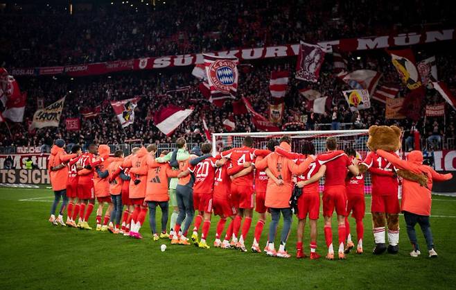 경기 후 팬들에게 인사하는 바이에른 뮌헨 선수들. /사진=바이에른 뮌헨 공식 SNS 갈무리