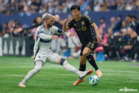 23일 오전 11시 30분(한국시간) 캐나다 밴쿠버 BC 플레이스에서 열린 미국 메이저리그 사커(MLS)컵 플레이오프(PO) 콘퍼런스 준결승(8강) 경기 중 손흥민(오른쪽). /AFPBBNews=뉴스1