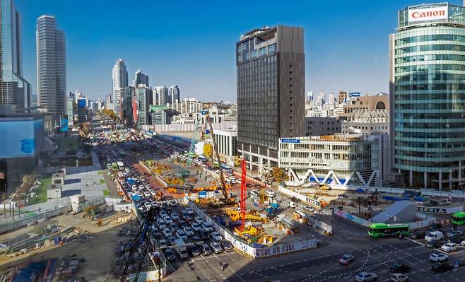 서울 강남구 서울지하철 2호선 삼성역 일대에서 ‘영동대로 지하공간 복합개발’ 공사가 진행되고 있다. 이곳 삼성역 사거리와 코엑스 사거리 사이 1㎞ 구간에 GTX(수도권광역급행철도)－A·C 노선 등 철도 복합환승센터와 상업공간이 들어설 예정이다. 박해윤 기자