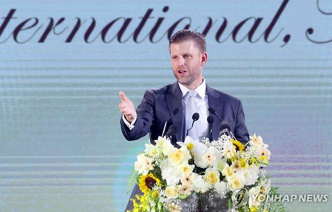 트럼프그룹, 베트남 리조트 착공…차남 에릭 참석 지난 5월 21일(현지시간) 베트남 북부 하노이 인근 흥옌성에서 도널드 트럼프 미국 대통령의 가족기업 '트럼프 오거니제이션'이 짓는 고급 리조트 단지 착공식이 열렸다. 도널드 대통령의 차남인 에릭 트럼프 트럼프 오거니제이션 수석부사장이 착공식에서 연설하고 있다. 2025.11.23
[EPA 연합뉴스 자료사진. 재판매 및 DB 금지]