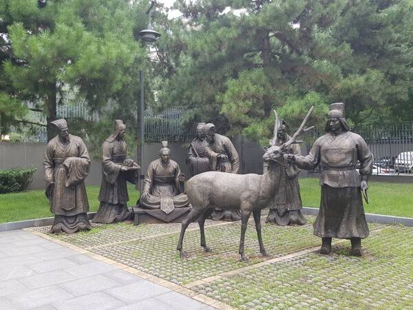 사슴을 말이라며 황제 호해를 능멸하고 있는 조고와 신하들. <사진=문승용 제공>