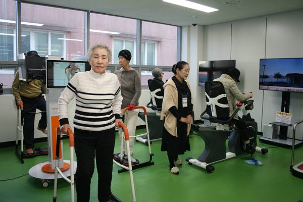 복지관 내 스마트활동 존에서 노인들이 디지털이 접목된 자전거나 활동 기구를 활용해 근력을 증진하면서 치매를 예방하고 있다.