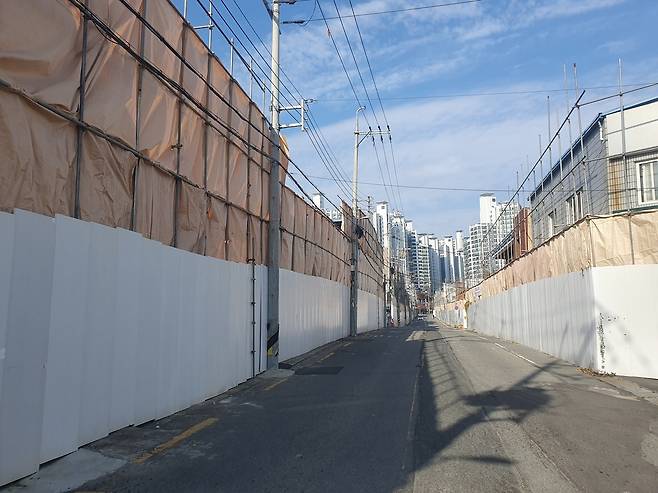 24일 포항시 북구 장성재개발사업지구 공사장 주변으로 분진막이 둘러쳐져 있다.