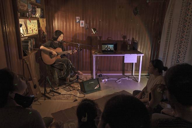 프로그램 진행자인 지역 주민의 홈콘서트_협동조합청풍 제공