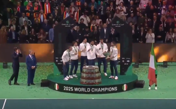 우승컵을 들어올리는 이탈리아 대표팀(사진=데이비스컵 공식 SNS)