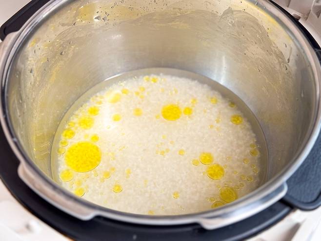 윤기가 감도는 밥을 위해 기름을 한스푼 추가한 모습