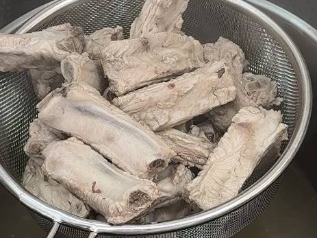 고기 물기를 빼고 있는 모습