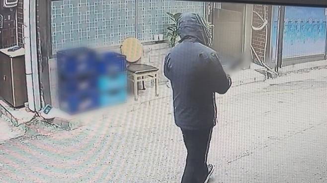 중국인 남성이 품에서 흉기를 꺼내 든 모습