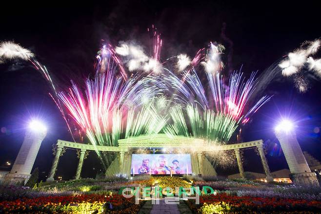 포시즌스가든에서 펼쳐지는 ‘케이팝 데몬 헌터스 싱어롱 불꽃쇼’ 현장 (사진=에버랜드)