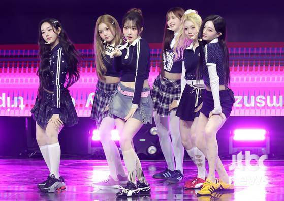 그룹 트리플에스 zenith 멤버 장하연, 이지우, 김수민, 공유빈, 곽연지, 주빈이 24일 오후 서울 용산구 블루스퀘어 SOL트래블홀에서 열린 새로운 앨범 'Beyond Beauty' 쇼케이스 무대에 올라 포토타임을 갖고 있다. 박세완 엔터뉴스팀 기자 park.sewan@jtbc.co.kr