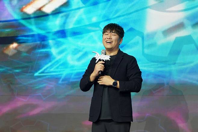윤명진 네오플 대표가 지난 22일 일산 킨텍스에서 열린 '던전앤파이터' 오프라인 행사 '던파 페스티벌' 쇼케이스에서 발표하고 있다.(넥슨 제공. 재판매 및 DB금지)2025.11.23/뉴스1