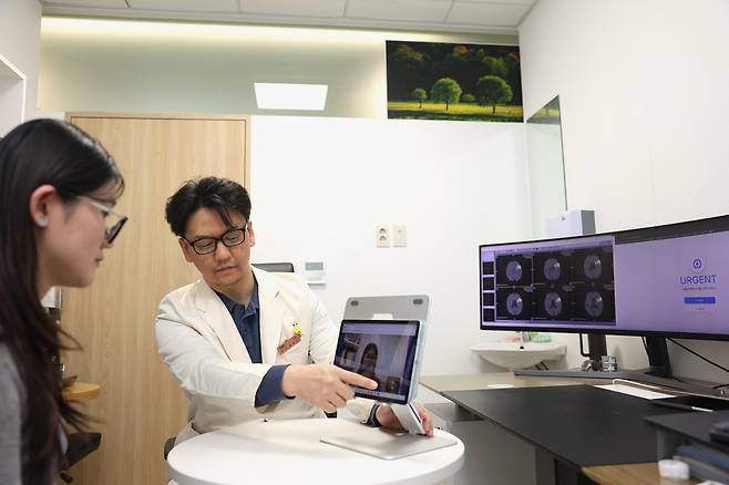 서우근 삼성서울병원 신경과 교수가 AI모델을 시현하고 있다.(삼성서울병원 제공)