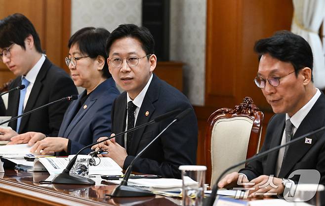 배경훈 부총리 겸 과학기술정보통신부 장관이 24일 서울 종로구 정부서울청사에서 열린 과학기술관계장관회의에서 발언하고 있다. (공동취재) 2025.11.24/뉴스1 ⓒ News1 임세영 기자