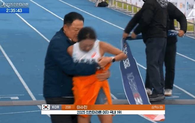 삼척시청 김완기 감독이 1위로 결승선에 들어오고 있는 이수민 선수를 잡아주고 있다. 출처=KBS, 네이버블로그