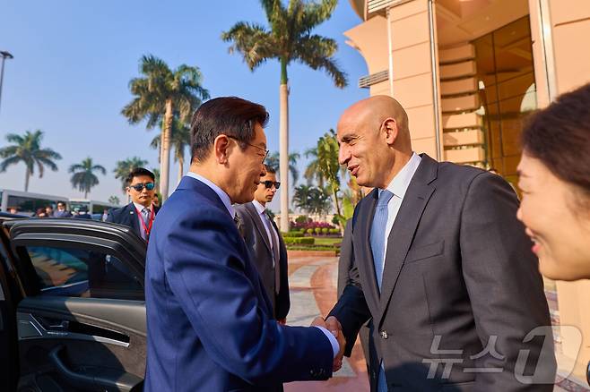 이집트 공식 방문 일정을 마친 이재명 대통령이 21일(현지시간) 카이로 국제공항에서 남아프리카공화국 요하네스버그로 출발하기 전 환송인사와 악수하고 있다. (대통령실 제공. 재판매 및 DB 금지) 2025.11.23/뉴스1 ⓒ News1 이재명 기자