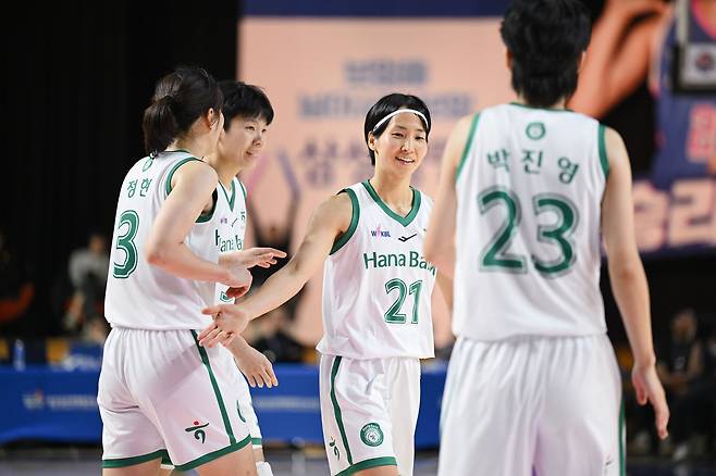 이이지마 사키(가운데)와 부천 하나은행 선수들. (WKBL 제공)