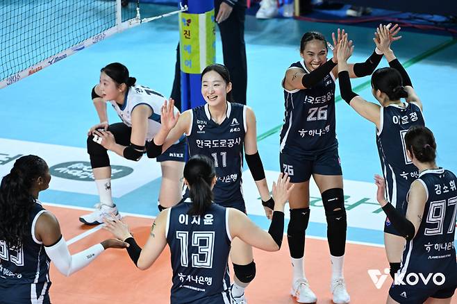 한국도로공사 미들블로커 김세빈(가운데)이 23일 김천체육관에서 열린 GS칼텍스전에서 득점 후 기뻐하고 있다. 제공 |  한국배구연맹