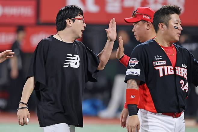 이범호 감독(오른쪽)이 양현종(왼쪽)과 경기 후 하이파이브를 하고 있다. 사진 | KIA 타이거즈