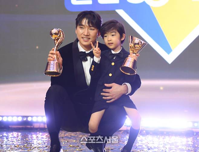 KBO 도루상과 중견수부문 수비상을 수상한  LG 박해민이 24일 서울 송파 롯데호텔 월드에서 열린 2025 KBO 시상식 후 아들과 기념촬영을 하고 있다. 최승섭기자 thunder@sportsseoul.com