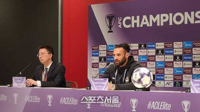 FC서울 야잔이 상하이 하이강전을 하루 앞둔 24일 기자회견에 참석해 취재진 질문에 답하고 있다. 사진 | 상하이=김용일 기자